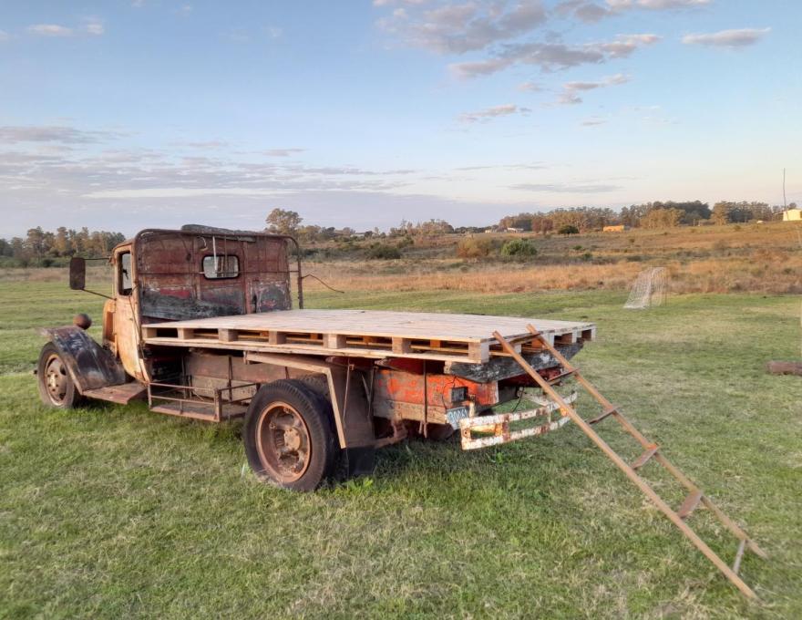 Antiguo camión para juego de los niños