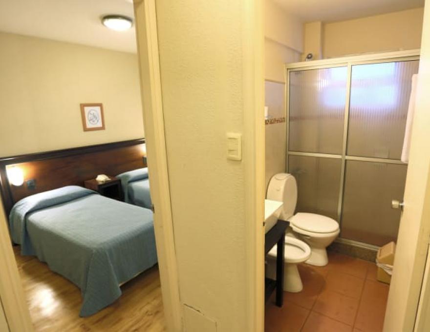 Habitación y baño